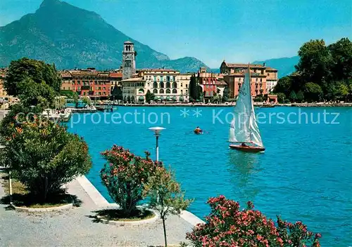 AK / Ansichtskarte Riva del Garda Uferpromenade am Gardasee Segelboot Kat. 