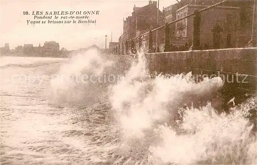 AK / Ansichtskarte Les Sables d Olonne Pendant le raz de maree Vogue se brisant sur le Remblai Kat. Les Sables d Olonne