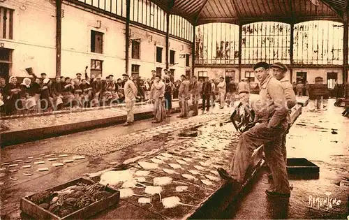 AK / Ansichtskarte Les Sables d Olonne Fischmarkt Kat. Les Sables d Olonne