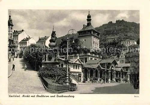 AK / Ansichtskarte Karlsbad Eger Markt mit Stadtturm und Dreikreuzberg