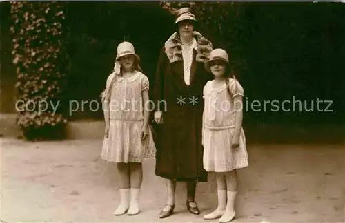 AK / Ansichtskarte Adel Preussen Kronprinzessin Cecilie Prinzessinen Alexandrine und Cecilie  Kat. Koenigshaeuser