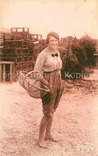 AK / Ansichtskarte Fischerei Fischerin Cote Charentaise Pecheuse d huitres  Kat. Handwerk