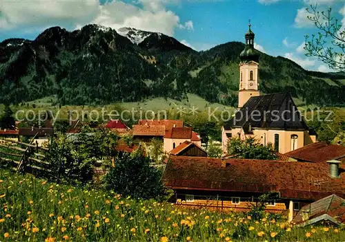AK / Ansichtskarte Lenggries Ortsansicht mit Kirche gegen Brauneck Bayerische Alpen Kat. Lenggries