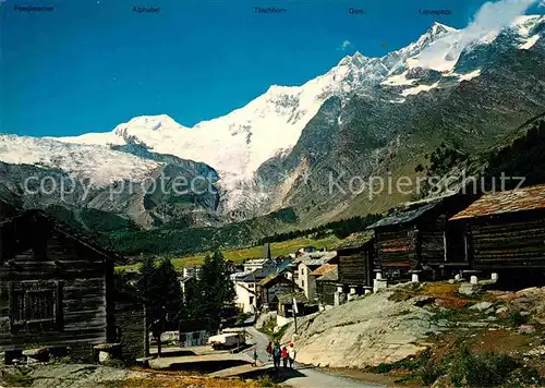 AK / Ansichtskarte Saas Fee Dorfpartie mit Blick zum Feegletscher Alphubel Taeschhorn Walliser Alpen Kat. Saas Fee
