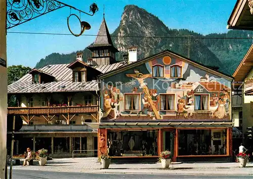 AK / Ansichtskarte Oberammergau Dorfplatz mit Fresko Das Geluebde Fassadenmalerei Passionsspielort Kat. Oberammergau