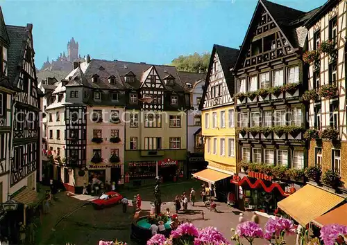 AK / Ansichtskarte Cochem Mosel Marktplatz mit St Martinsbrunnen und Reichsburg Fachwerkhaeuser Kat. Cochem