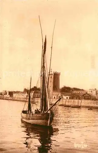 AK / Ansichtskarte Les Sables d Olonne Quai de la Chaume Tour d Arundel servant le phare Kat. Les Sables d Olonne