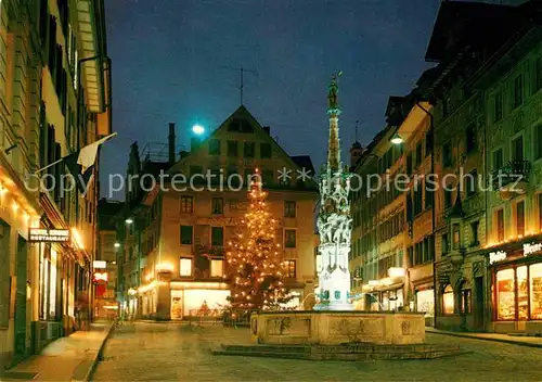 AK / Ansichtskarte Luzern Vierwaldstaettersee Weinmarkt Brunnen zur Weihnachtszeit Nachtaufnahme