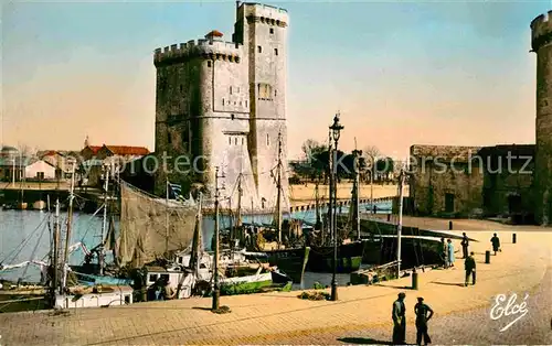 AK / Ansichtskarte La Rochelle Charente Maritime Un Coin du Port et la Tour Saint Nicolas Kat. La Rochelle