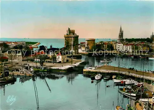 AK / Ansichtskarte La Rochelle Charente Maritime Vue sur le Bassin et le Port Les 3 Tours Kat. La Rochelle