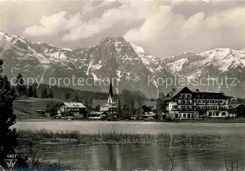 AK / Ansichtskarte Seefeld Tirol Uferpartie am See Blick zum Wettersteingebirge Kat. Seefeld in Tirol