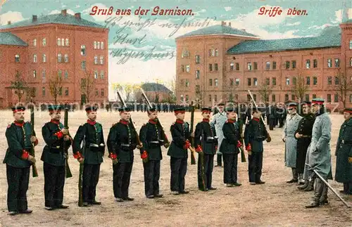 AK / Ansichtskarte Kaserne Garnison Berlin Soldaten Griffe ueben Infanterie Regiment Nr. 131 Kat. Gebaeude