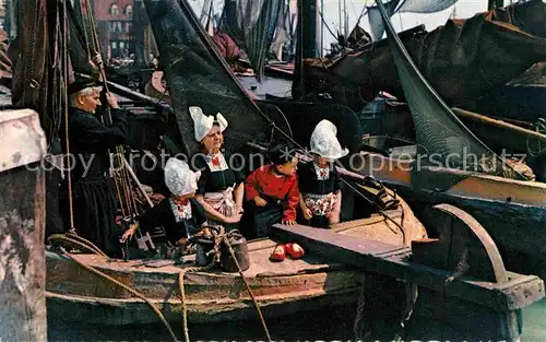AK / Ansichtskarte Volendam Familie auf dem Fischerboot Kat. Niederlande