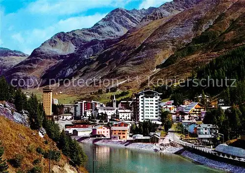 AK / Ansichtskarte Madesimo Teilansicht Uferstrasse See Alpen Kat. Sondrio