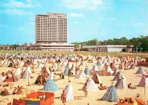 AK / Ansichtskarte Warnemuende Ostseebad Strand mit Hotel Neptun Kat. Rostock