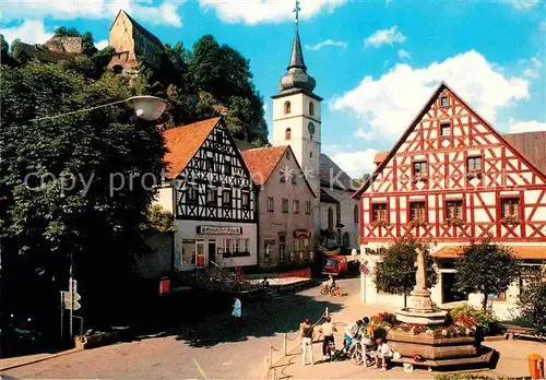 AK / Ansichtskarte Pottenstein Oberfranken Blick auf Marktplatz und Burg Fachwerkhaeuser Kirche Kat. Pottenstein