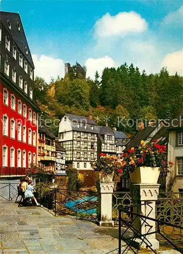 AK / Ansichtskarte Monschau Rotes Haus Altstadt mit Blick zur Burgruine Haller Kat. Monschau