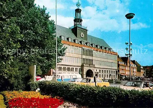 AK / Ansichtskarte Emden Ostfriesland Rathaus mit Vorplatz Kat. Emden