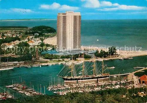 AK / Ansichtskarte Travemuende Ostseebad Maritim Hotel Viermaster Segelschiff Hafen Kat. Luebeck