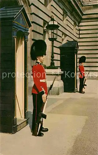 AK / Ansichtskarte Leibgarde Wache Irish Guards Sentry Duty Buckingham Palace London  Kat. Polizei