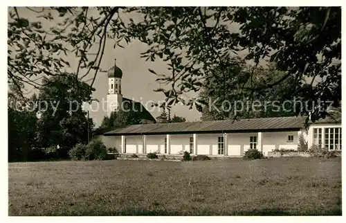 AK / Ansichtskarte Bad Heilbrunn Wandelhalle mit Kirche Kat. Bad Heilbrunn