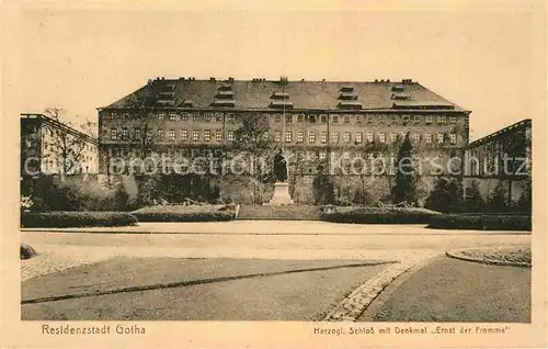 AK / Ansichtskarte Gotha Thueringen Residenzstadt Herzogliches Schloss mit Denkmal Ernst der Fromme Kat. Gotha