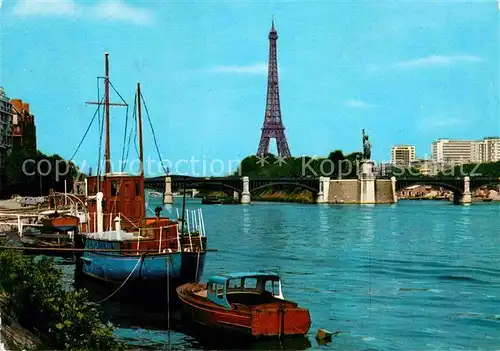 AK / Ansichtskarte Paris La Tour Eiffel et la Seine Bateau Monument Kat. Paris