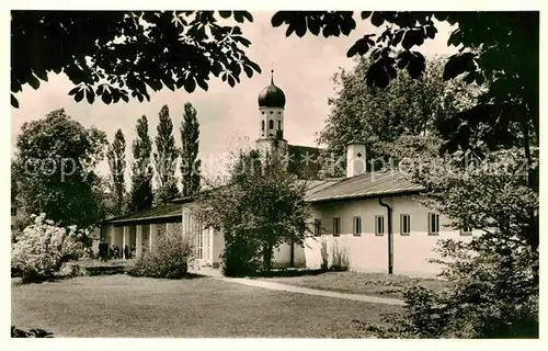 AK / Ansichtskarte Bad Heilbrunn Wandelhalle mit Kirche Kat. Bad Heilbrunn