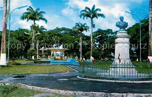 AK / Ansichtskarte Pointe a Pitre Guadeloupe Place de la Victoire Buste du Gouverneur General Frebault Monument