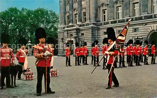 AK / Ansichtskarte Leibgarde Wache Changing the Guards Ceremony Buckingham Palace London  Kat. Polizei