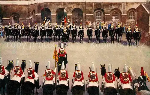 AK / Ansichtskarte Leibgarde Wache Changing of the Guard Horse Guards Whitehall  Kat. Polizei
