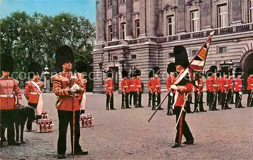 AK / Ansichtskarte Leibgarde Wache Changing of the Guards Ceremony Buckingham Palace London  Kat. Polizei