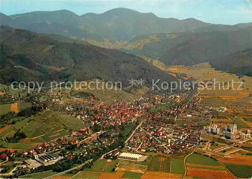 AK / Ansichtskarte Staufen Breisgau mit Blick zum Schwarzwald Fliegeraufnahme Kat. Staufen im Breisgau