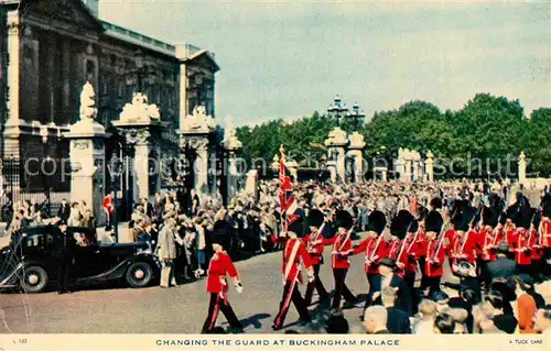 AK / Ansichtskarte Leibgarde Wache Changing the Guard Buckingham Palace  Kat. Polizei