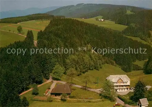 AK / Ansichtskarte Furtwangen Fliegeraufnahme Hotel Goldener Rabe Kat. Furtwangen im Schwarzwald