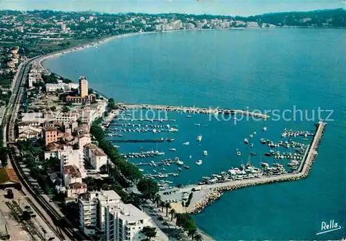 AK / Ansichtskarte Golfe Juan Le Port Au fond Juan les Pins et le Cap d Antibes Kat. Antibes