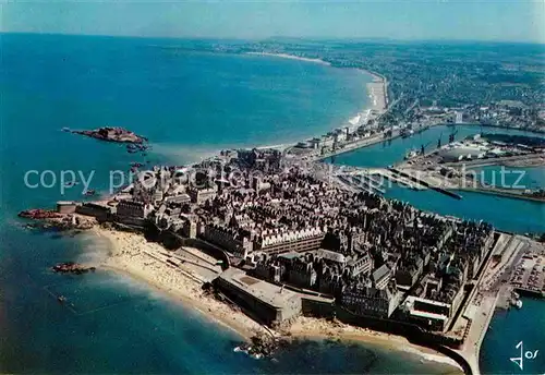 AK / Ansichtskarte Saint Malo Ille et Vilaine Bretagne Vue generale aerienne sur la Ville Close et les bassins Kat. Saint Malo