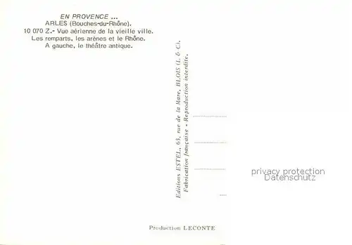AK / Ansichtskarte Arles Bouches du Rhone Vue aerienne de la vieille ville Les remparts les arenes et le Rhone Kat. Arles