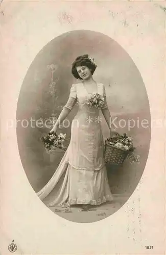 AK / Ansichtskarte Foto NPG Nr. 1831 Frau Mode Blumen  Kat. Neue Photographische Gesellschaft