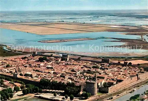AK / Ansichtskarte Aigues Mortes Gard Vue aerienne sur les remparts et la ville Kat. Aigues Mortes