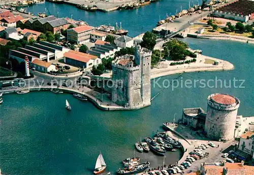 AK / Ansichtskarte La Rochelle Charente Maritime Les tours et le port de commerce Vue aerienne Kat. La Rochelle