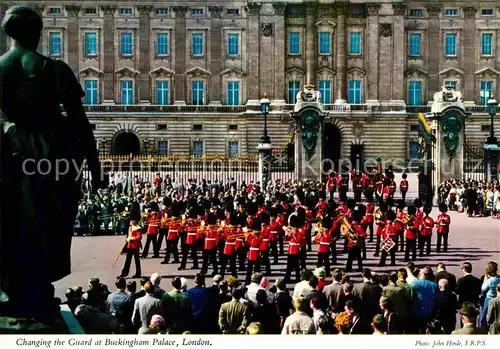 AK / Ansichtskarte Leibgarde Wache Changing the Guard Buckingham Palace London  Kat. Polizei