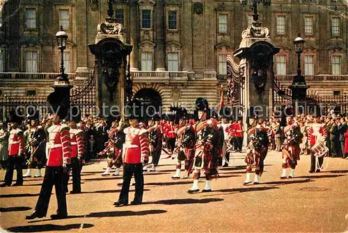 AK / Ansichtskarte Leibgarde Wache Drummers and Pipers Scots Guards Buckingham Palace  Kat. Polizei