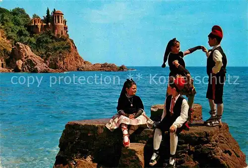 AK / Ansichtskarte Blanes Kinder in Tracht auf Felsen am Meer Kat. Costa Brava