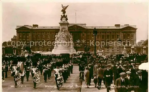 AK / Ansichtskarte London Victoria Memorial Buckingham Palace and Guards Kat. City of London