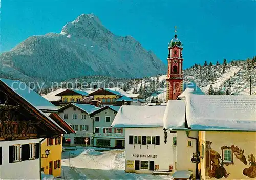 AK / Ansichtskarte Mittenwald Bayern Pfarrkirche St Peter und Paul mit freskobemaltem barockem Turm gegen Wettersteinspitze Kat. Mittenwald