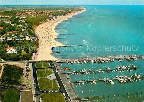 AK / Ansichtskarte Groemitz Ostseebad Fliegeraufnahme mit Strand und Hafen Kat. Groemitz