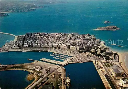 AK / Ansichtskarte Saint Malo Ille et Vilaine Bretagne Fliegeraufnahme mit Hafen Kat. Saint Malo