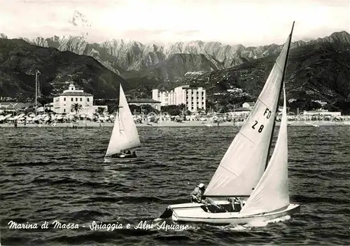 AK / Ansichtskarte Marina di Massa Spiaggia e Alpi Apuane Strand Apuane Berg Segeln Kat. Massa
