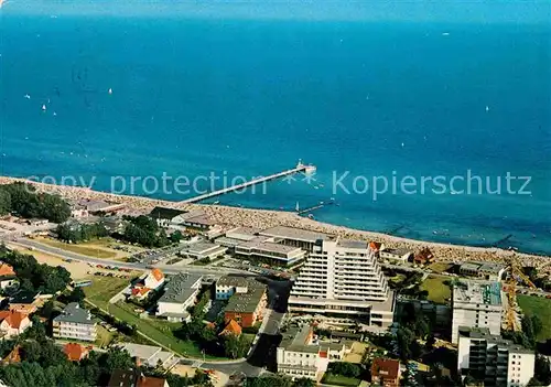 AK / Ansichtskarte Groemitz Ostseebad Fliegeraufnahme mit Strand und Seebruecke Kat. Groemitz